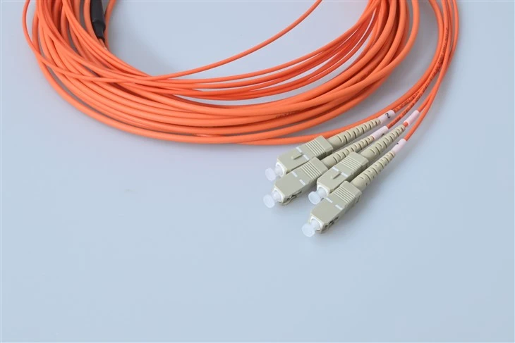 12-żyłowy kabel krosowy SC wielomodowy pomarańczowy