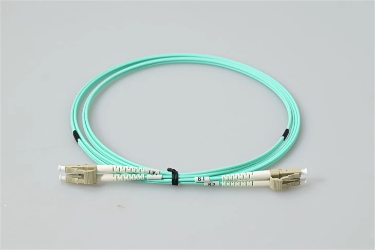 Wielomodowy kabel krosowy światłowodowy LC do LC OM3 50/125