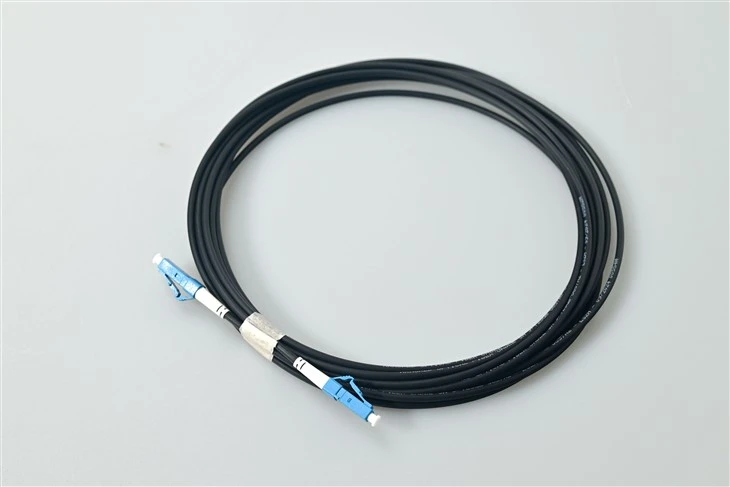 Czarny jednomodowy kabel światłowodowy LC UPC Simplex do połączeń SFF-o dużej gęstości