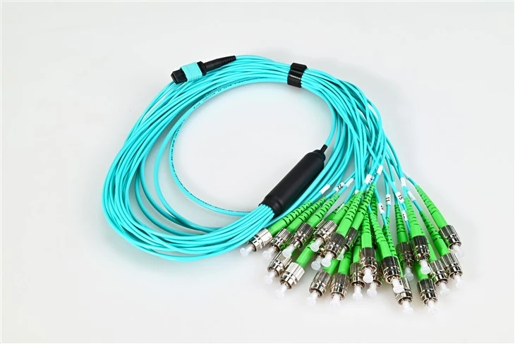 Patchcord światłowodowy Mtp do Fc Apc 24 rdzenie Om3 3.0mm