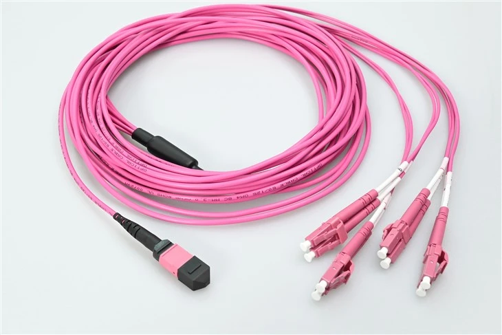 Kabel światłowodowy MTP do LC 8- OM4 Plenum ze złączem MTP o niskim poziomie strat 0,35 dB