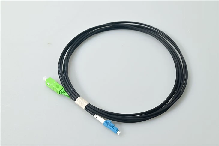 Patchcord światłowodowy SC APC DO LC UPC Simplex Czarny