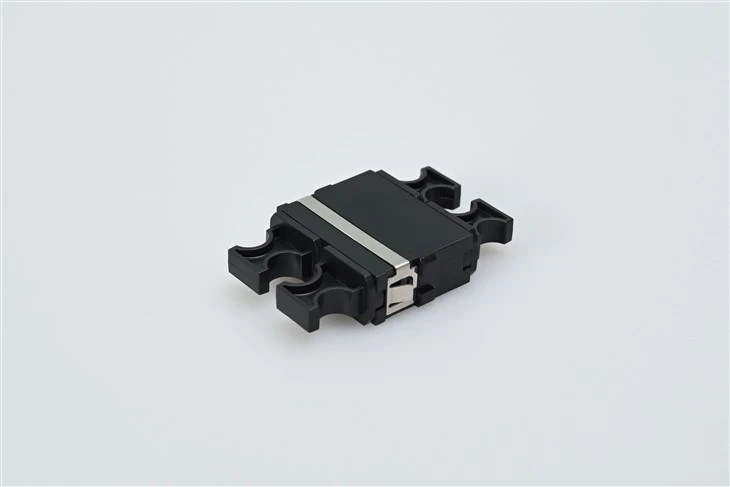 MTP®/MPO-8/12/24 Czarny adapter/łącznik światłowodowy z kołnierzem, klucz od góry do dołu
